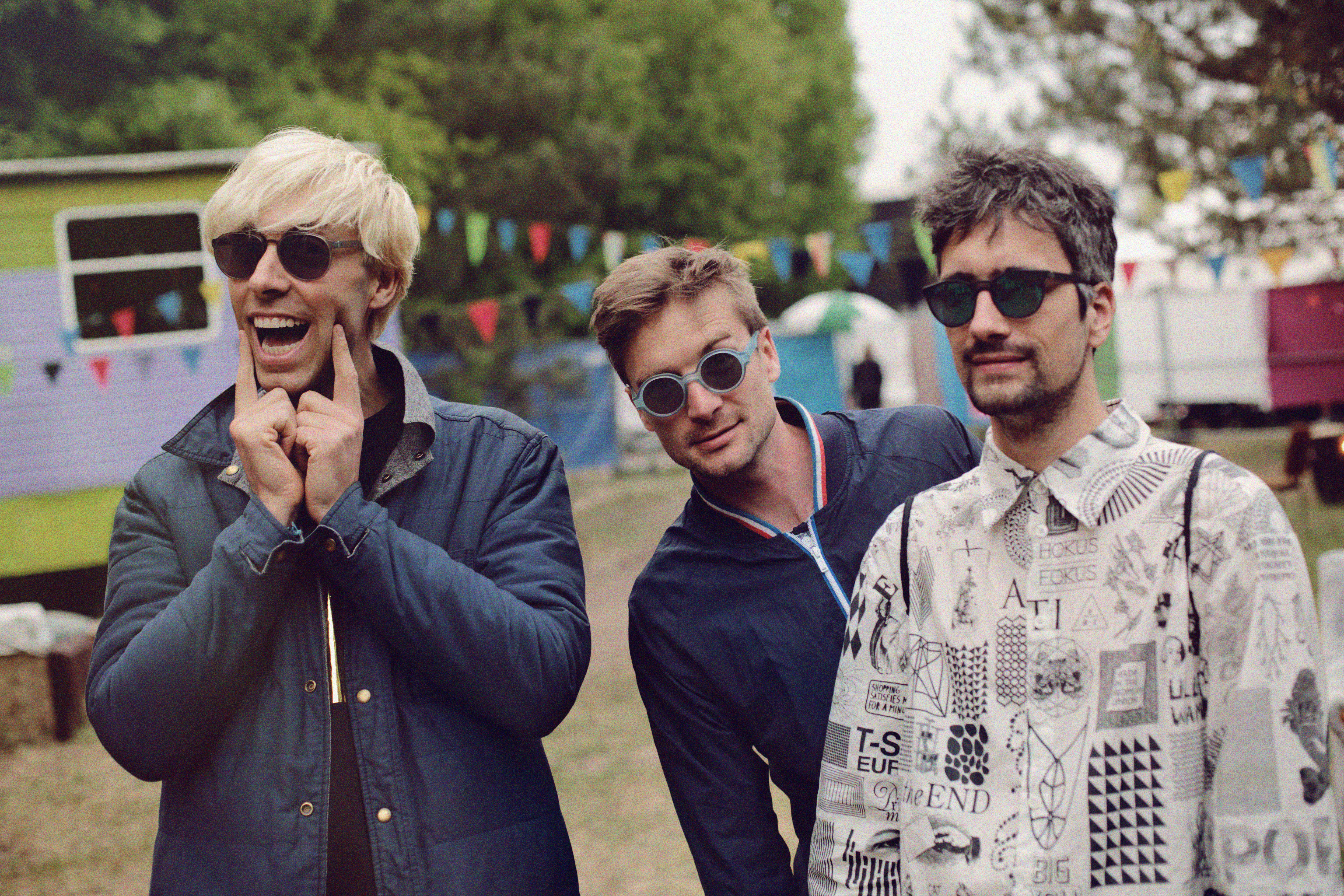 Berlin Band the/das trägt MYKITA Sonnenbrillen vor ihrem Konzert auf dem Immergut Festival