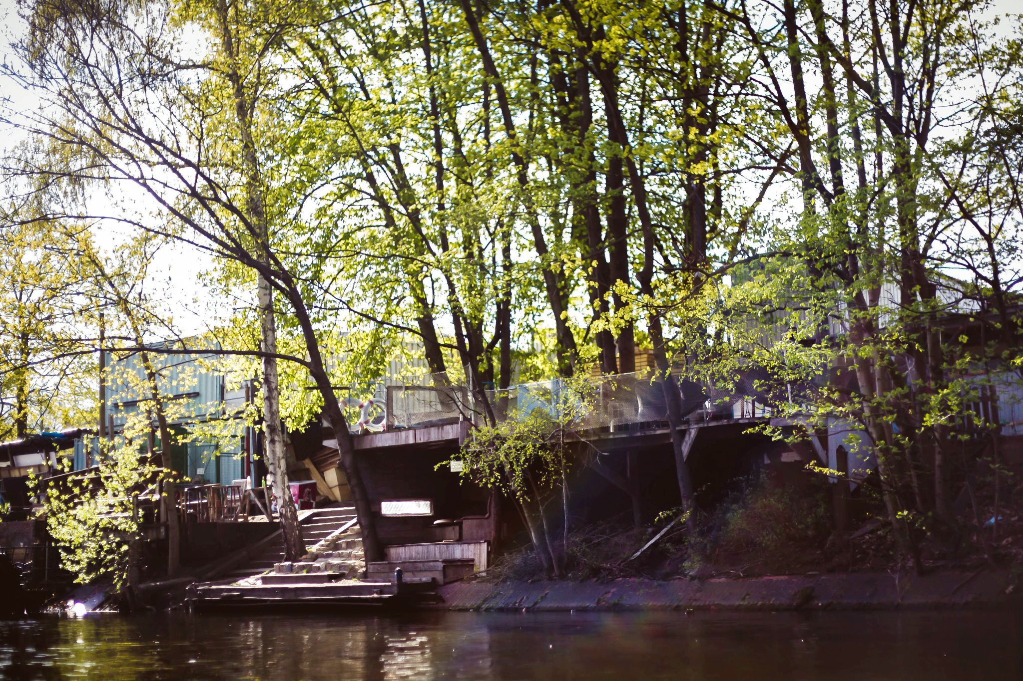 Open-ir Bereich im IPSE, eins von MYKITA Favoriten zum Tanzen in Berlin