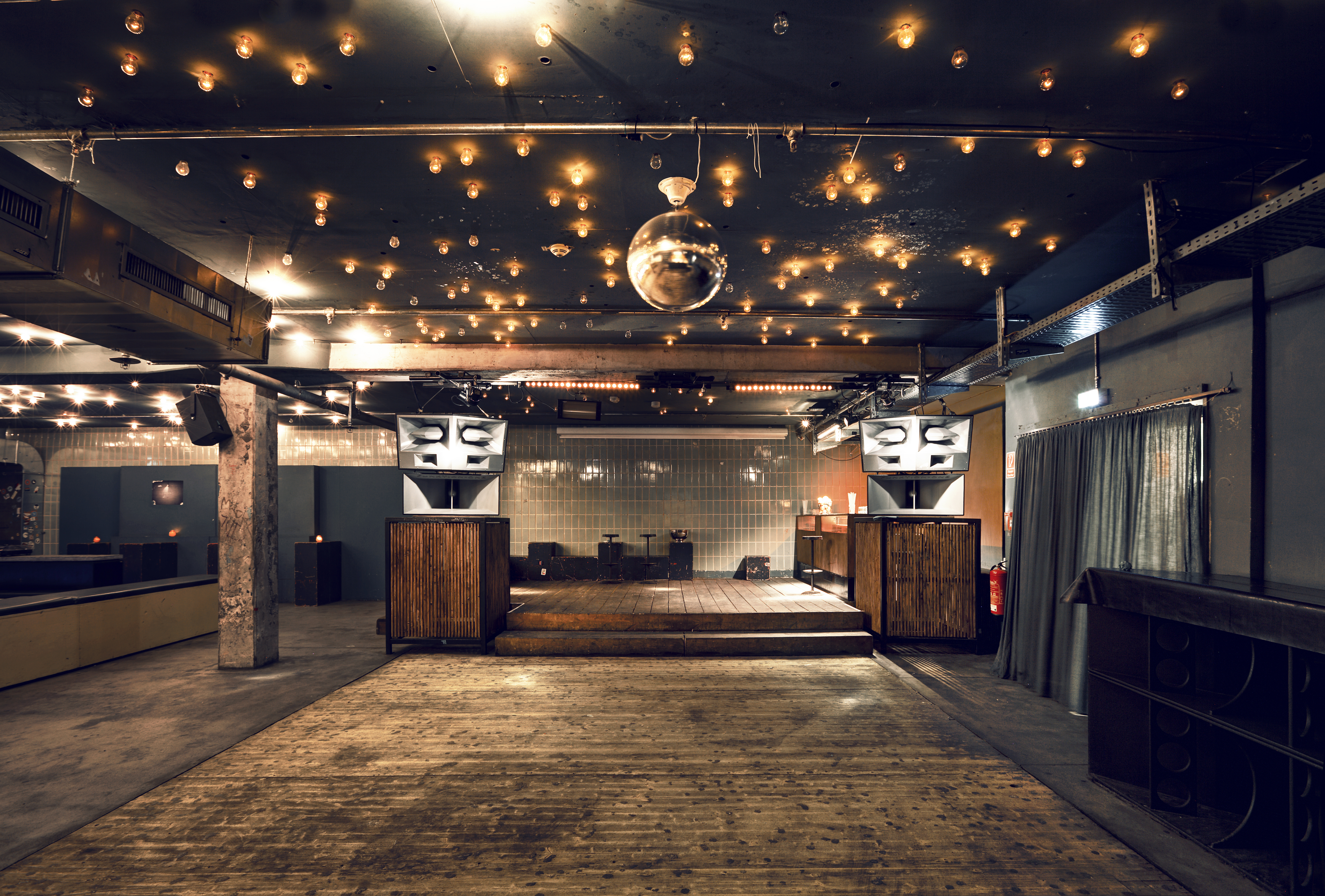 Die Tanzfläche im Prince Charles, ein MYKITA Favorit zum Tanzen gehen in Berlin