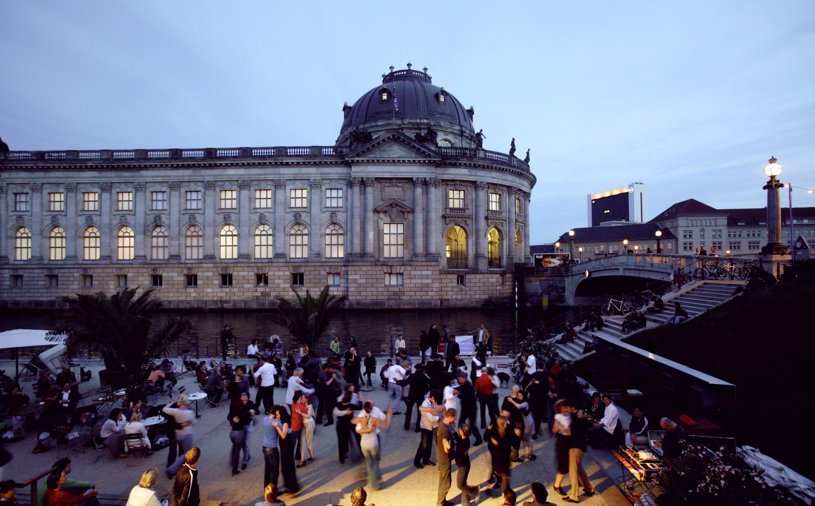 Die Open-air Tanzfläche im Strandbar MItte, ein MYKITA Favorit zum Tanzen gehen in Berlin