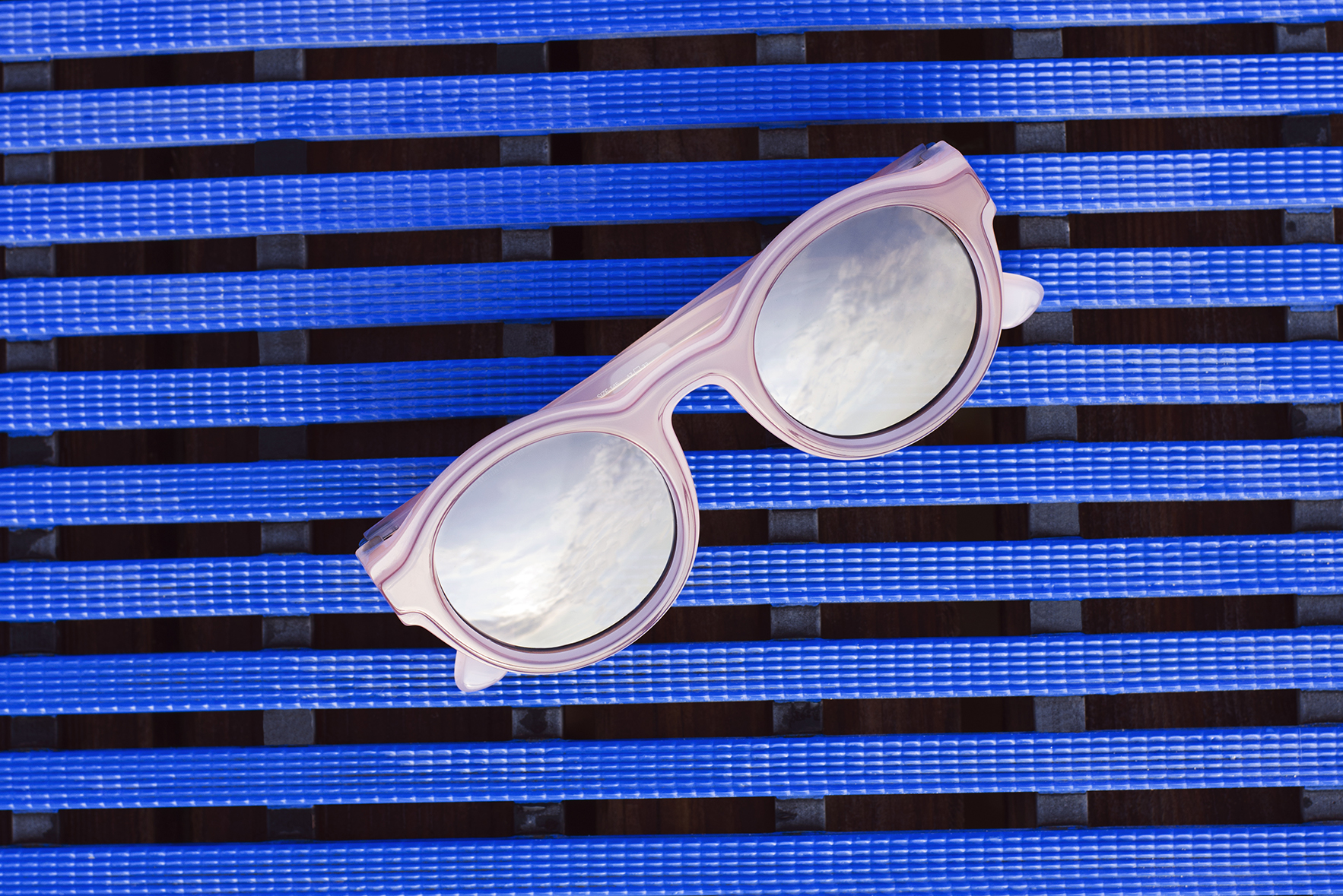 MYKITA - BEST FIVE GLASSES FOR… A DAY BY THE POOL