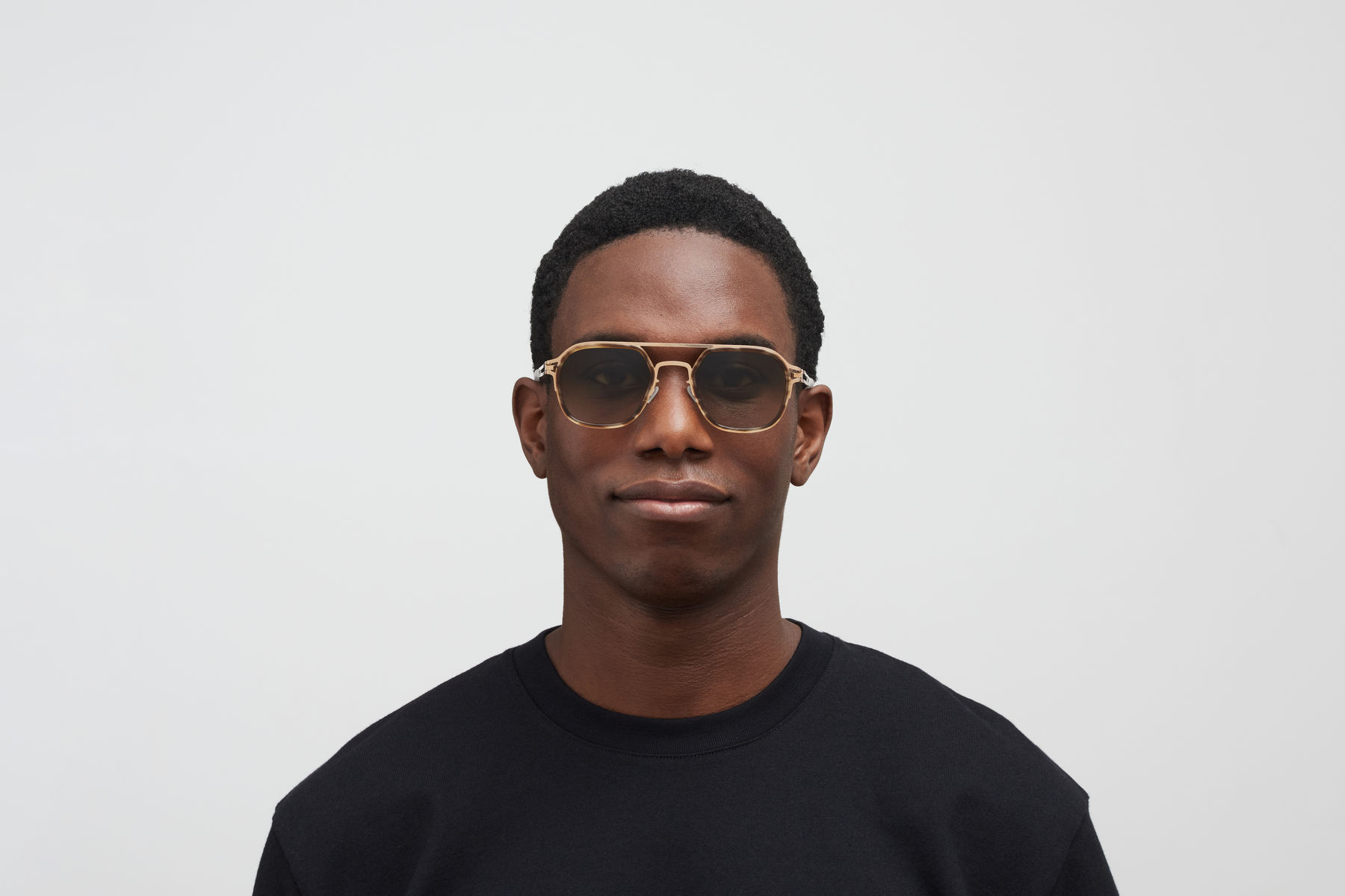 サングラス Mykita SS25 Unisex SUNGLASSES (MMESSE018 295 GOLD) Mykita Janis Sunglasses | FREE Shipping - Go-Optic.com